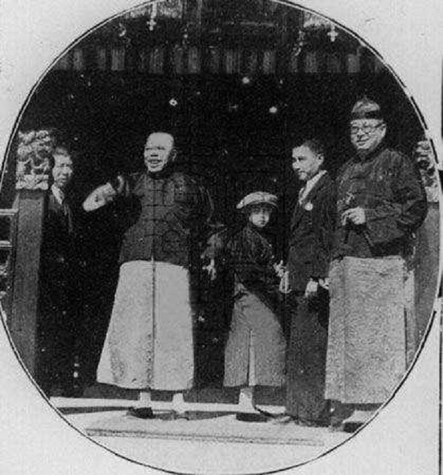 张啸林前去求何丰林,何丰林给他指了条明路,那就是唯有求得卢永祥点头