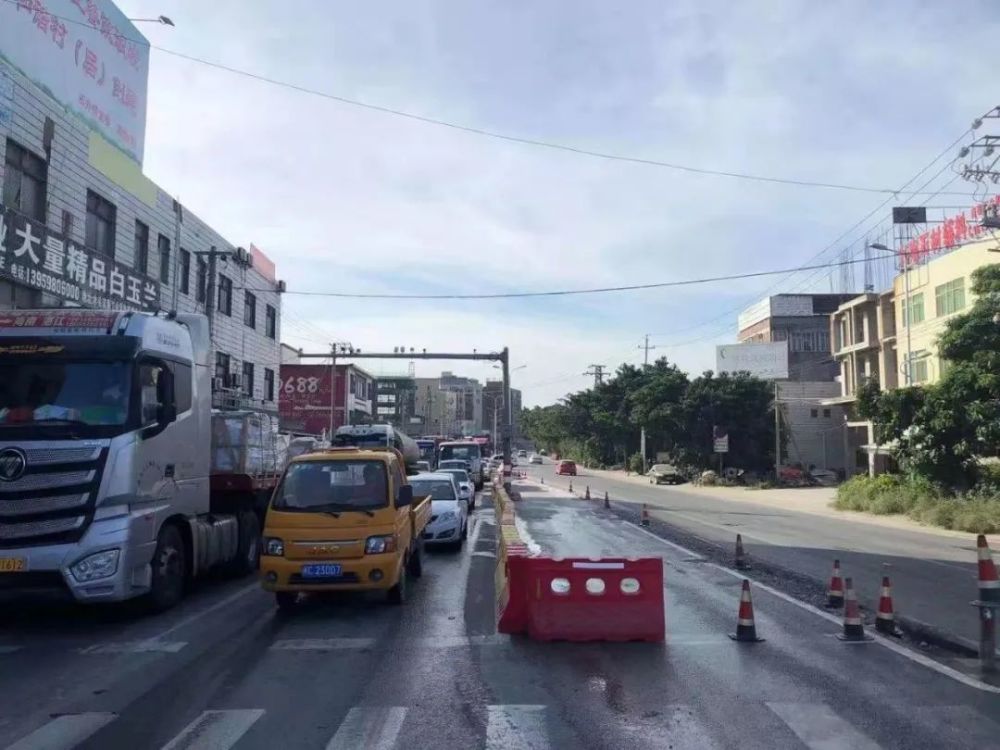 驾驶员南安这条路红绿灯路口三个车道均可直行