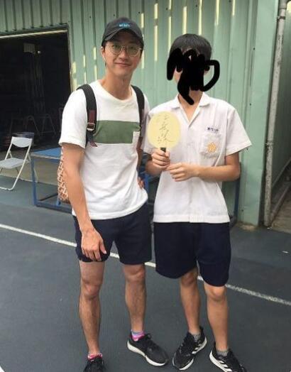 江宏杰离婚后首现身嘴角上扬心情好为绯闻女友唱歌女方激动哭