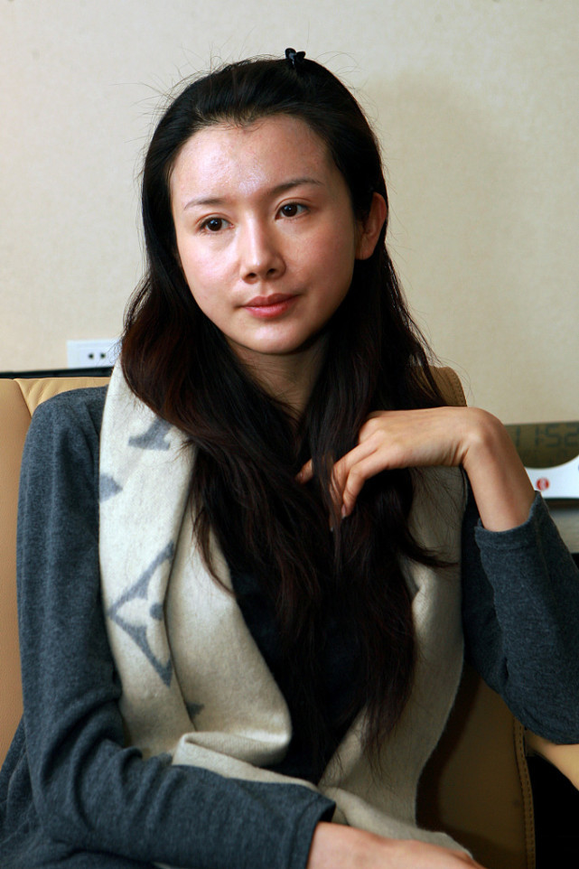 孙菲菲一身休闲服饰很随和又自然没有浓艳的妆容依然很美