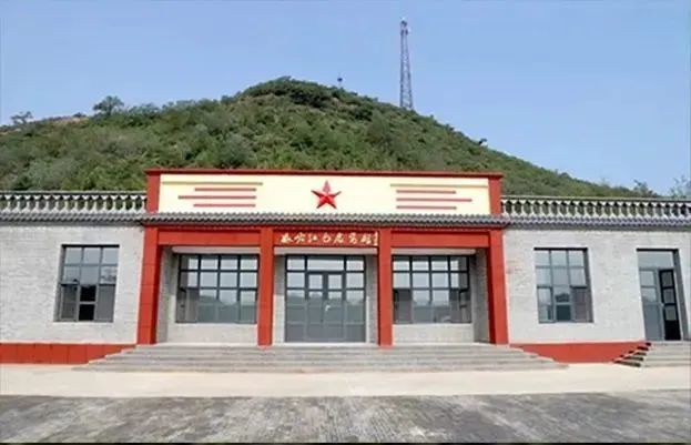 百團大戰紀念碑(館)位於陽泉市區西南5公里處的獅腦山主峰,包括百團