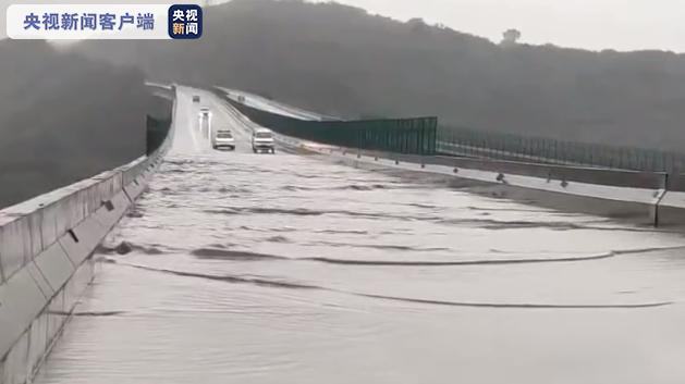 1死3伤!五台山暴雨引发山洪:泥沙俱下压塌小车,数十辆车如纸船被冲走.