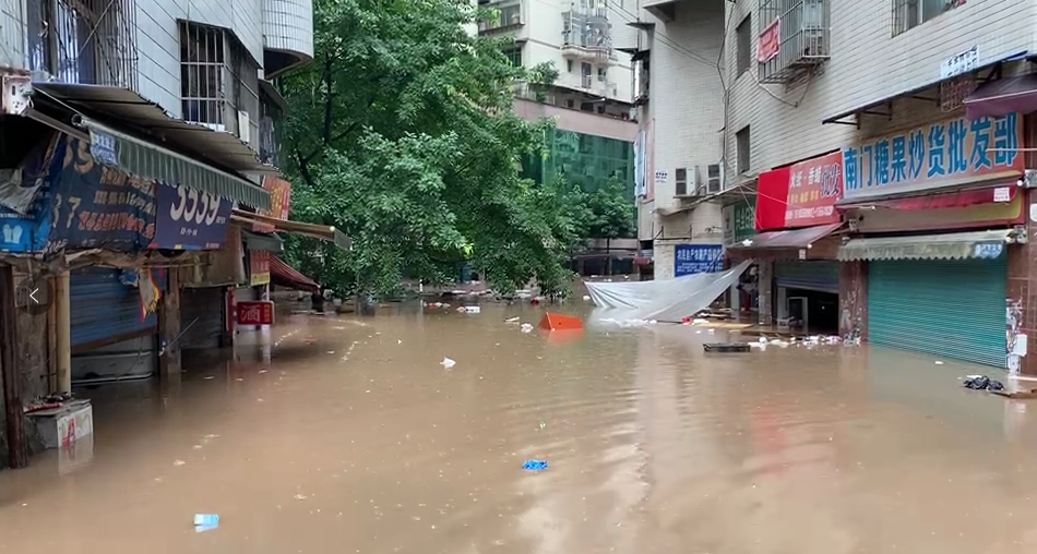 实拍渠县涨水这些人冲在了最前面