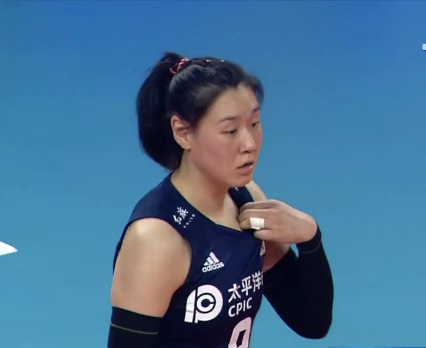 落选12人奥运名单终于释怀!2女排国手发布新动态,栗垚直言开心