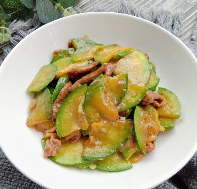 嫩南瓜炒肉,简单快手,鲜香下饭_腾讯新闻