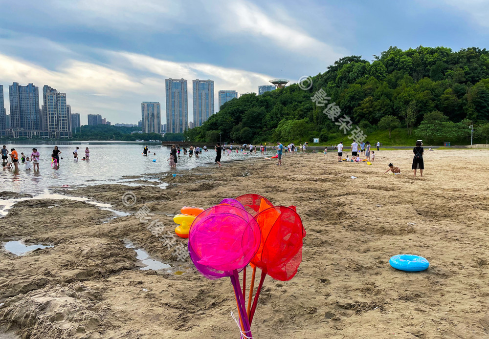 長沙梅溪湖的人工沙灘,大人孩子游泳玩沙很歡樂,關鍵是