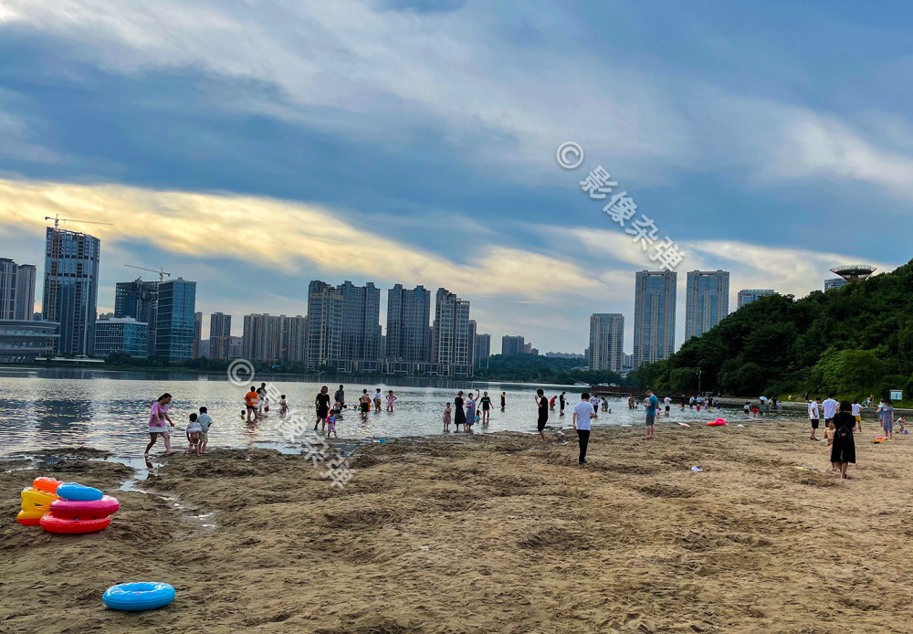 長沙梅溪湖的人工沙灘,大人孩子游泳玩沙很歡樂,關鍵是