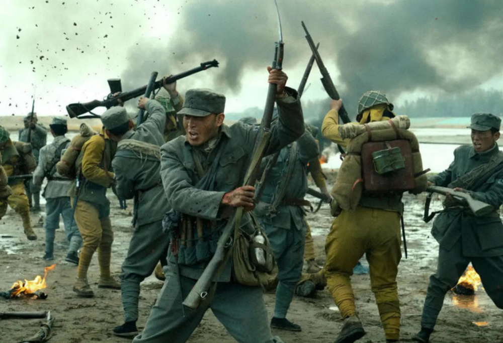 影片便是从平型关伏击战开始,远处的炮声加上手指敲在枪上的哒哒声