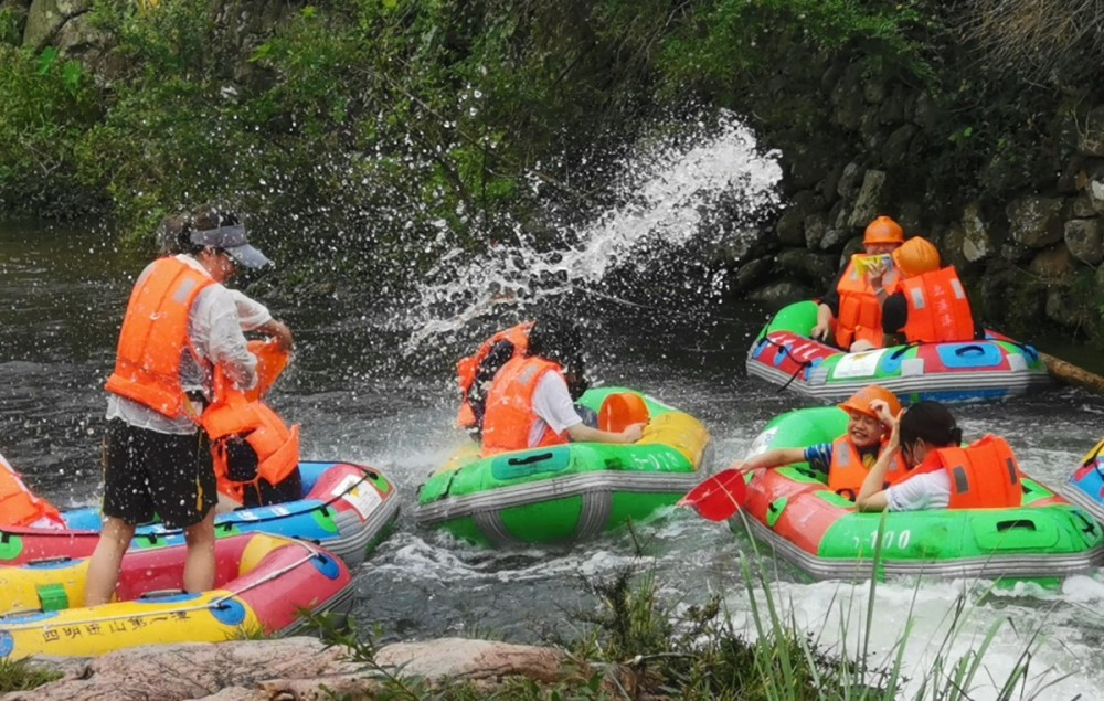 的溪涧漂流项目,既有急流险滩,又能在缓缓清溪中欣赏慢风景,打水仗
