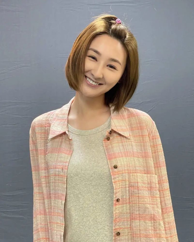 不知是否是高海宁穿着高跟鞋的原因,照片中高海宁的身高直逼张振朗,看