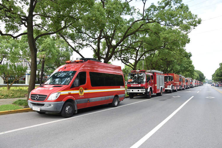 上海消防开展化工重型灭火救援编队实战拉动演练