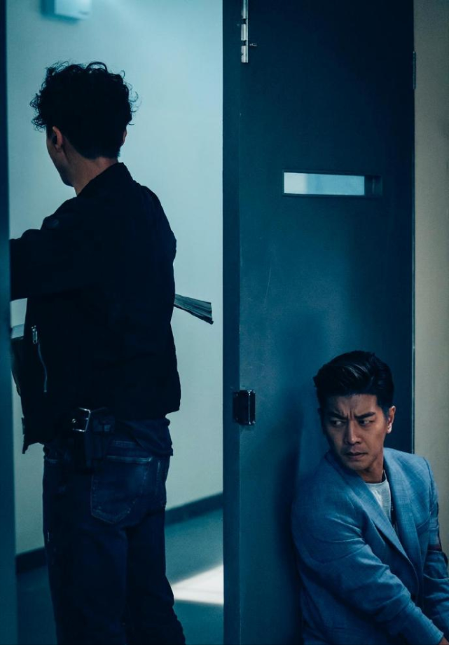 tvb人气小生黎诺懿在剧中饰演的是重案组的督察江政勋,与黄智雯,傅