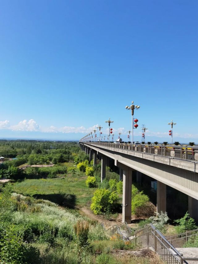 四月的伊犁河"草长莺飞,花红柳绿"本平台专注于国内旅游体验和活动的