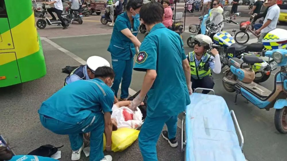 漯河一女子被公交車碾壓