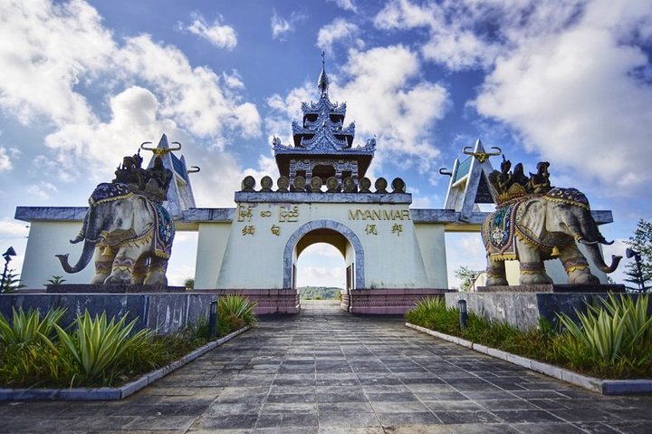 这里是被称为"小中国"的佤邦,说的是汉语,用的是人民币!