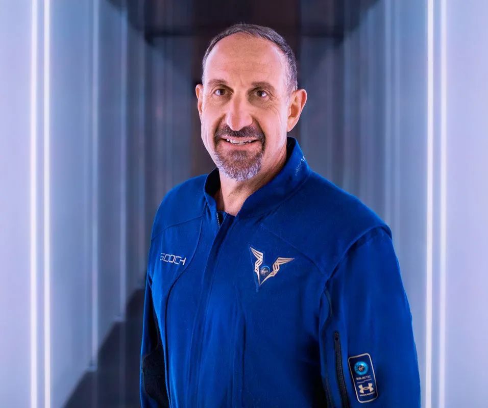 4名太空旅客(正式称谓飞行任务专家):richard branson(理查德·布兰