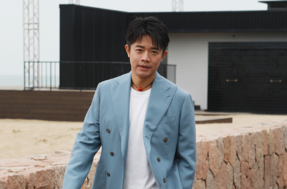 凤凰传奇玲花也有忘词时候曾毅却逗笑观众赶快抓住机会