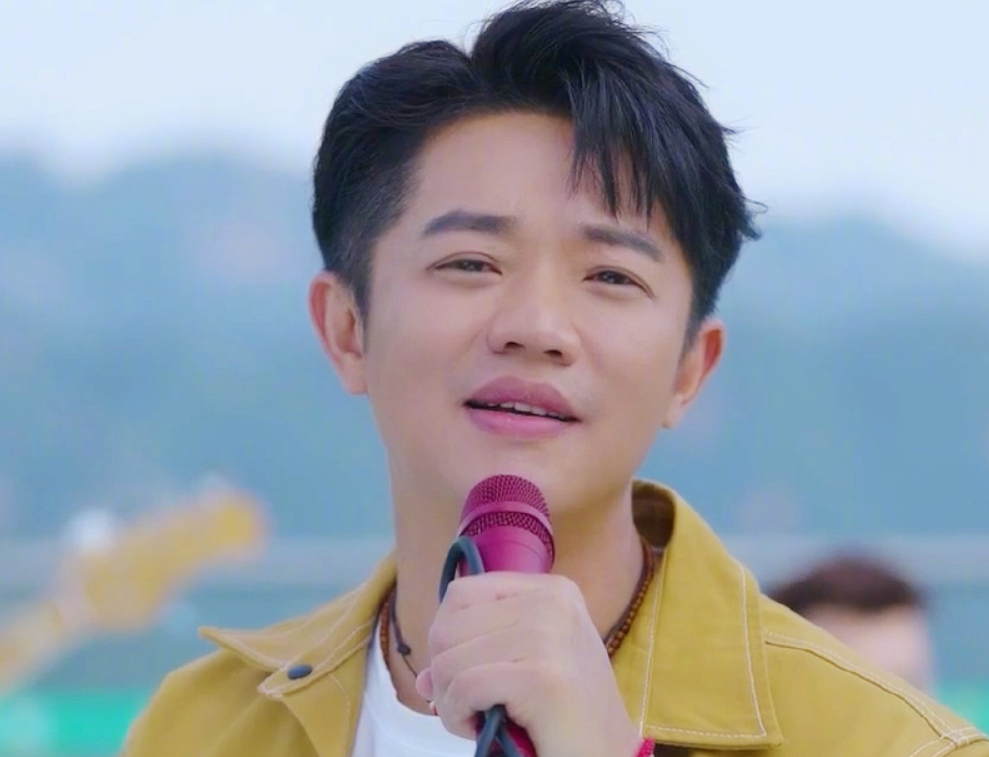 凤凰传奇玲花也有忘词时候曾毅却逗笑观众赶快抓住机会