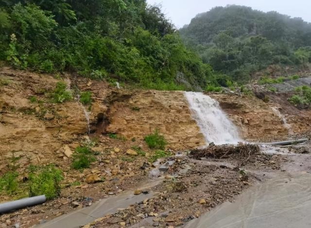 因暴雨突发泥石流!济源水洪池村近百名旅客被困山中