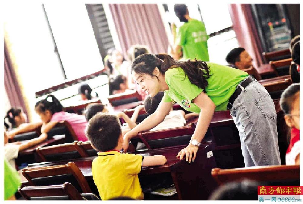 志愿者在看护暑托班的孩子们.