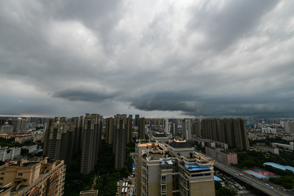 三伏天迎来强降雨河南郑州市区乌云密布白天变黑夜