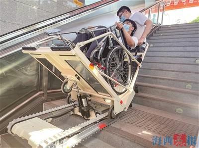 地铁 2 号线湿地公园站,增设无障碍设施"电动爬楼车".