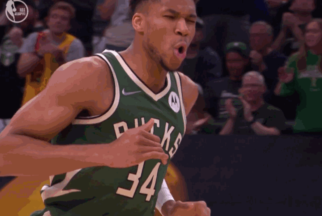 你中投无解我暴扣无解 字母哥抡臂暴扣予以回击炸翻全场 北京时间7月