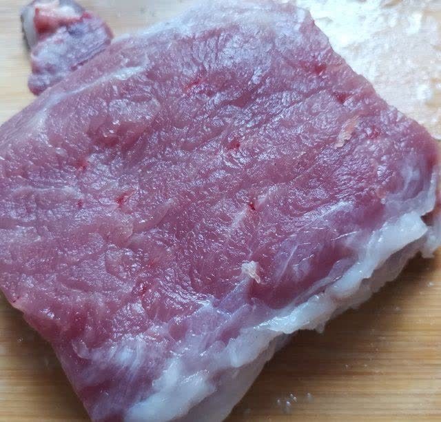 做法步骤:原料:里脊肉,孜然,辣椒粉,姜,大蒜,花椒,植物油,盐,老抽