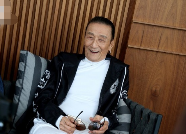 84岁谢贤罕谈儿子谢霆锋赞其为人正直自夸树立好榜样