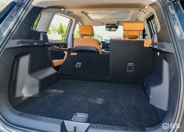 后备厢空间方面,威马w6的后备厢那个空间还是很规整的,后排座椅支持4