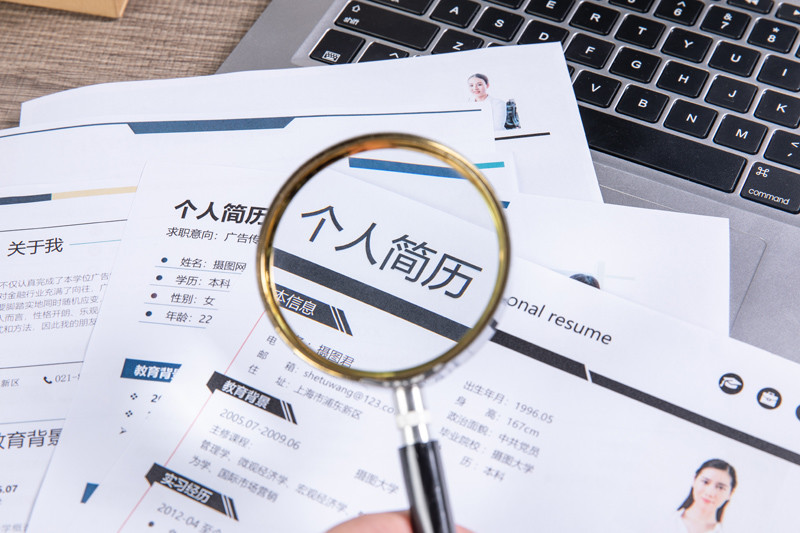 重庆女孩帮改简历助3万人求职成功的热搜还没过多久,媒体曝光某些店铺