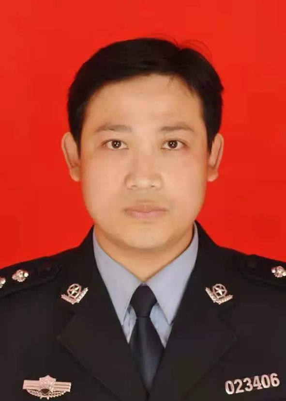 公安局洛龙分局定鼎门社区民警,从警25年,先后干过巡警,反扒民警,特警