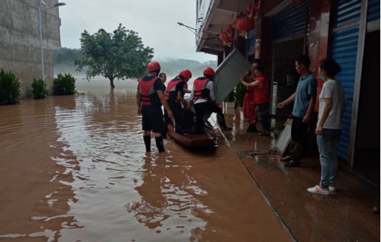 山西五台山突发洪水冲走数十辆汽车