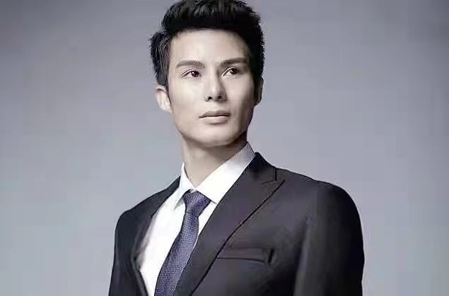 导演田鑫雨这是国内首部根据小矮人改编的魔幻题材新媒体大电影,在