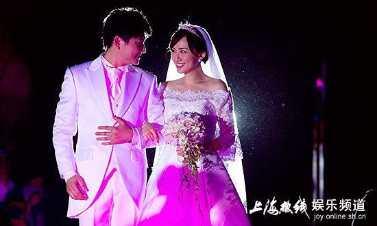 然后,关于这位美女主播佘雅静的老公,想必广大小伙伴也认识,他就是