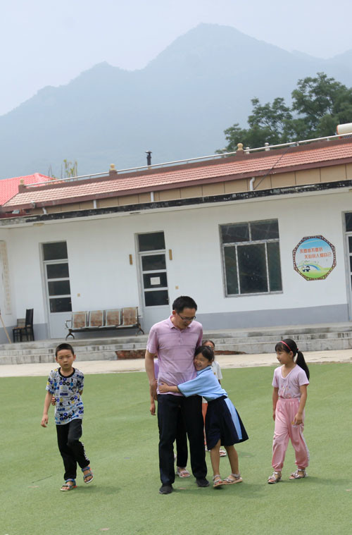 孩子们唱起了《粉刷匠》济南长清区万德街道东房庄村的东房小学是济南