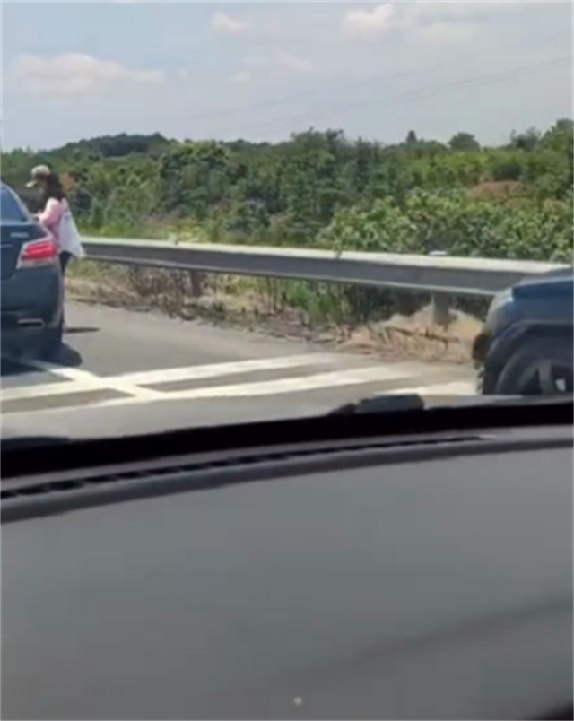 又有女司機高速借錢加油座駕奔馳glk車停應急車道攔車博同情