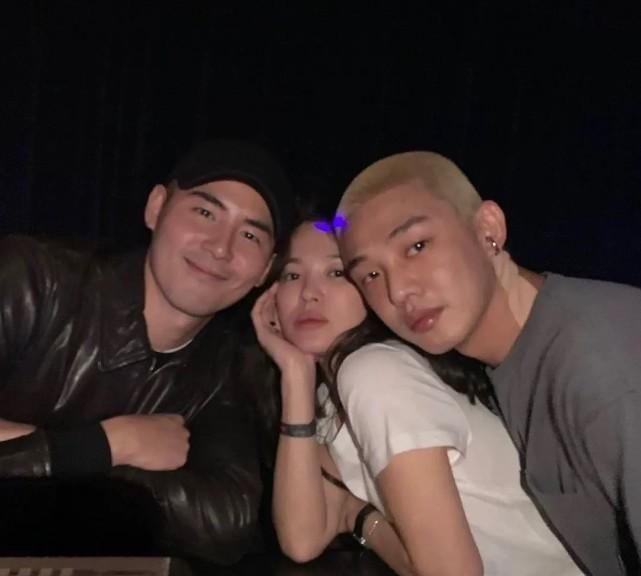 宋慧乔不惧传绯闻在ins晒出与刘亚仁的合照两人互动欢乐亲密