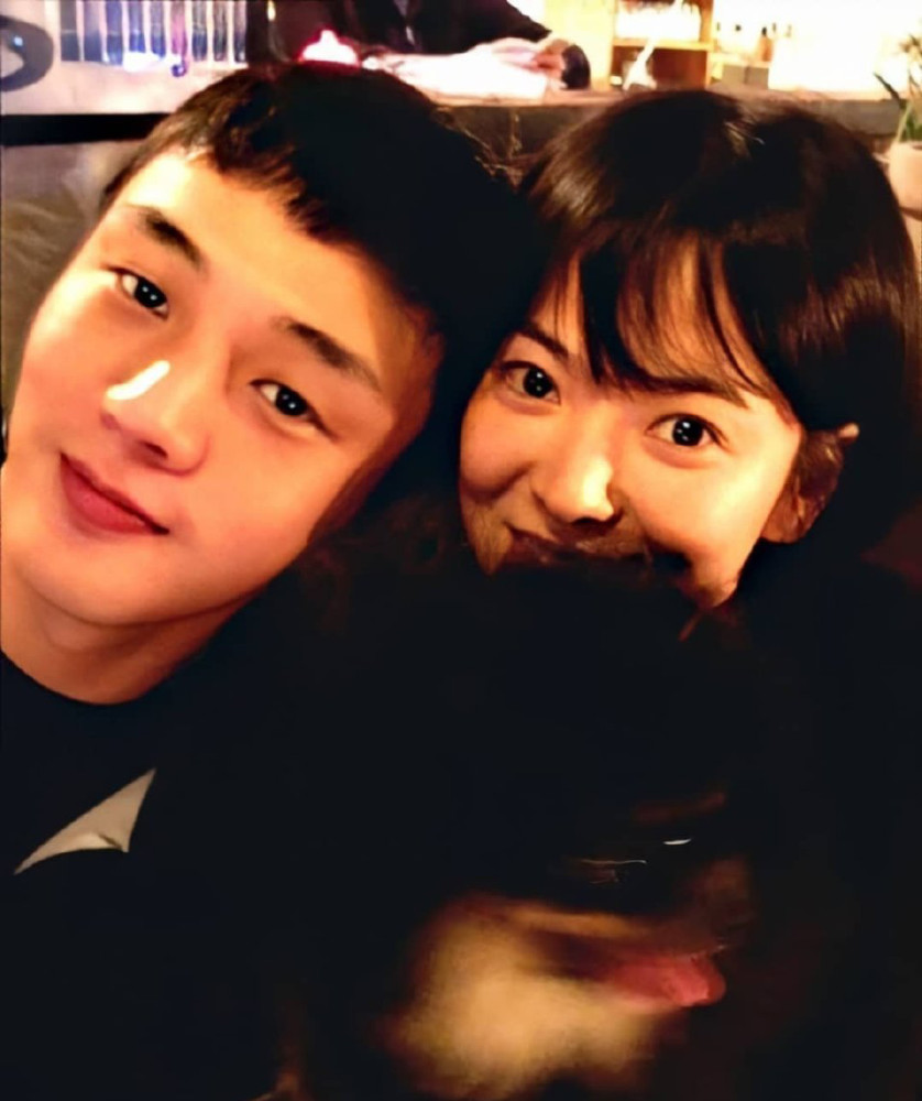 在ins晒出与刘亚仁的合照,两人互动欢乐亲密_腾讯新闻