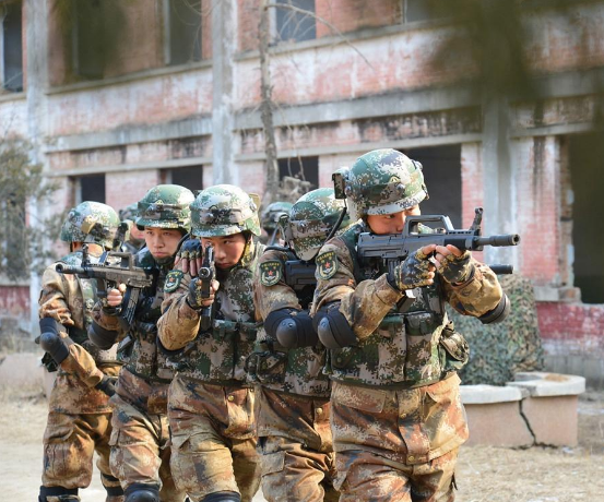 解放军单兵装备终于换新!水平赶上特种部队,外媒错认成美国军队