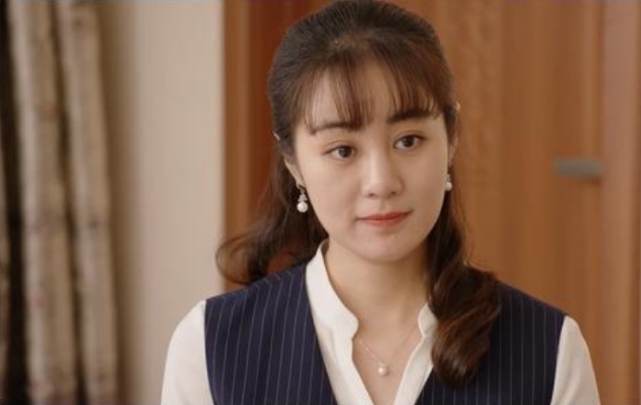 乡村爱情15王小蒙抱怨戏份少谢永强捏肩安慰助理打伞遮阳