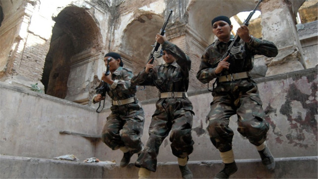 印度丢人丢大了!女子游击队深夜潜入印军哨所,捆绑士兵拿走物资