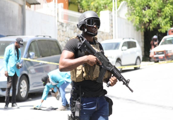 弗内尔·莫伊兹及其夫人玛蒂·莫伊兹在其私人住宅被持枪武装分子刺杀