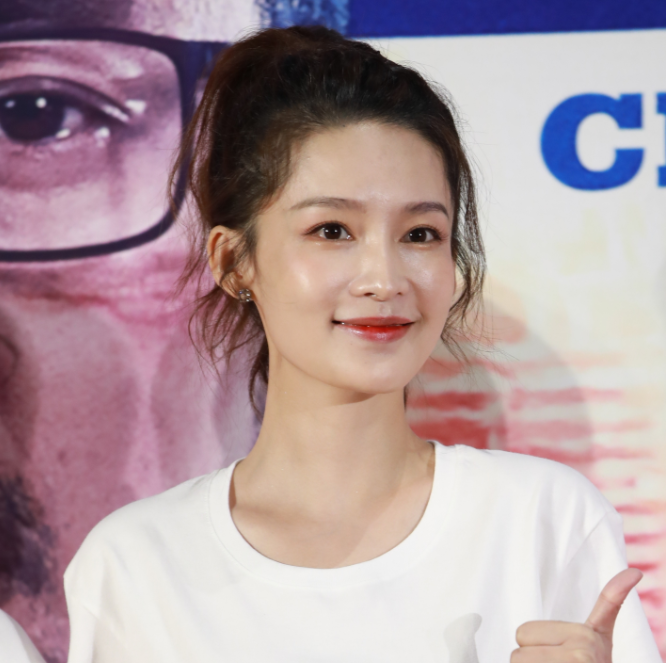 《中国医生》首映礼,30岁李沁生图流出,无美颜修饰的皮肤真实了
