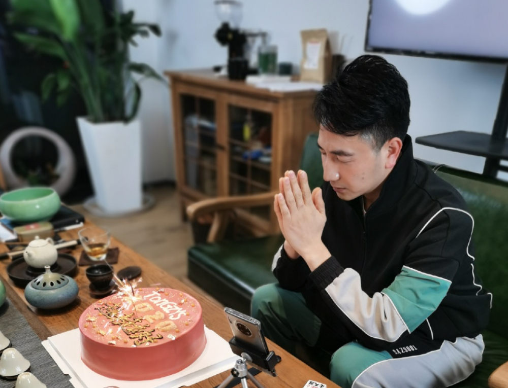 林生斌再遭重锤!网友亲自偶遇林生斌带一个4岁男孩吃饭