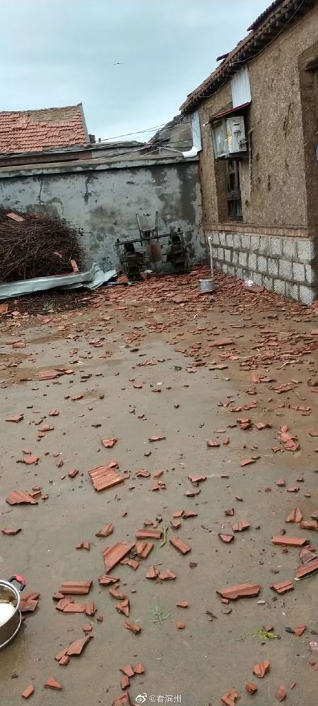 紧急提醒滨州暴雨红色预警局部疑似遭遇龙卷风瓦片碎了一地