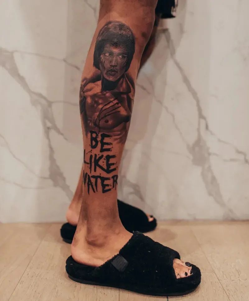 还涂了黑色的手指甲油雷子不仅纹了李小龙的纹身照片中近日,乌布雷