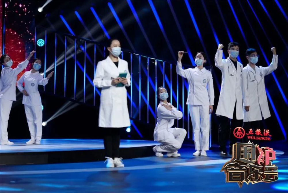 白衣执甲逆行出征,抗击疫情的场景犹在眼前……( 2021《围炉音乐会》