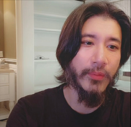 王力宏直播卖课引发热议,胡子邋遢酷似野人,男明星对胡子有执念吗