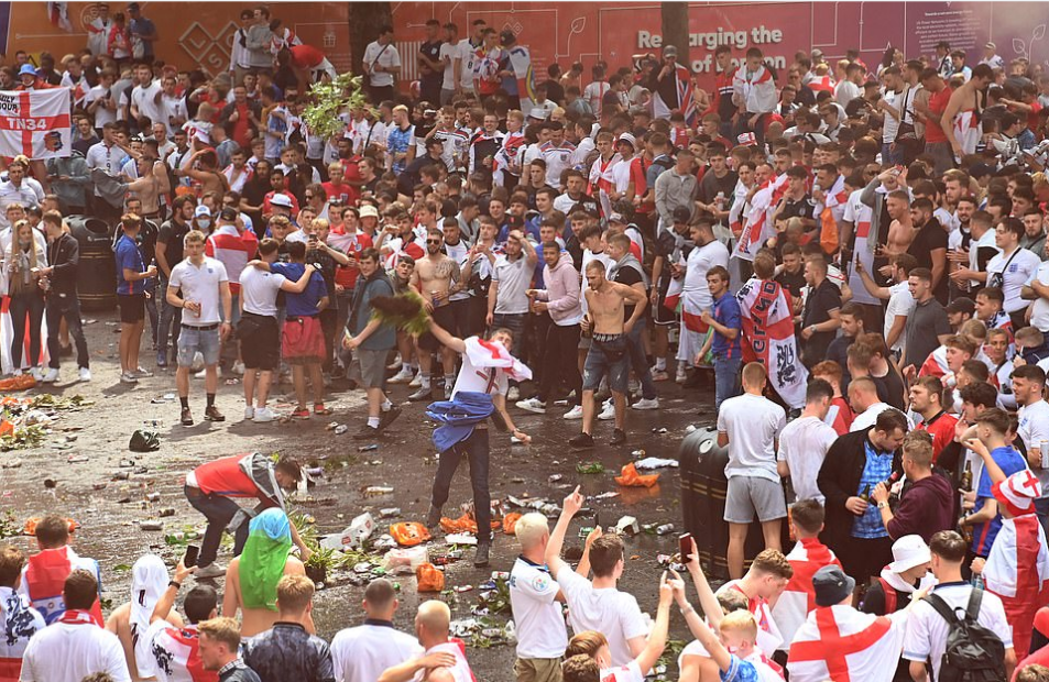 球迷互殴袭击路人掀垃圾桶英足球流氓又闹事欧足联怒了